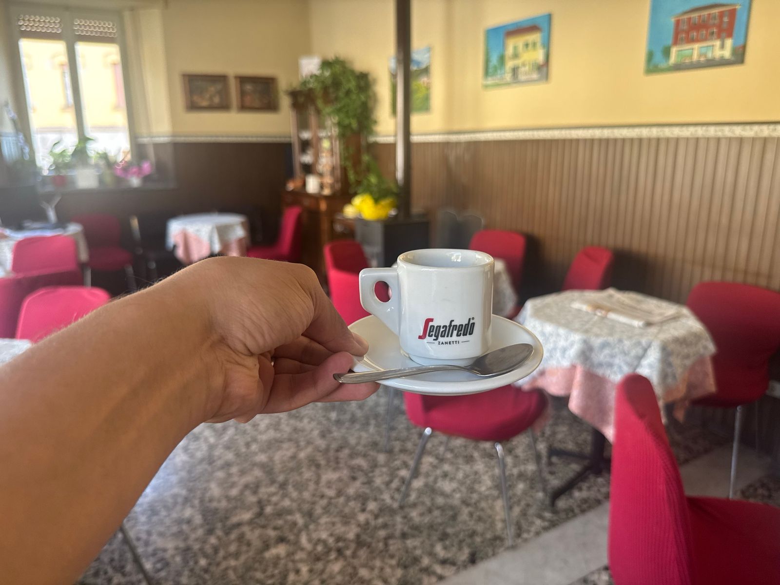 كوب القهوة مع المقهى